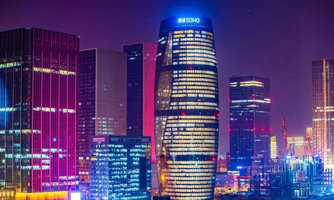 以下幾個標題供您參考：
1. 樓體夜景照明 點亮靈動多彩城市
2. 樓體夜景照明打造靈動多彩城
3. 靈動多彩！樓體夜景照明添彩城市
