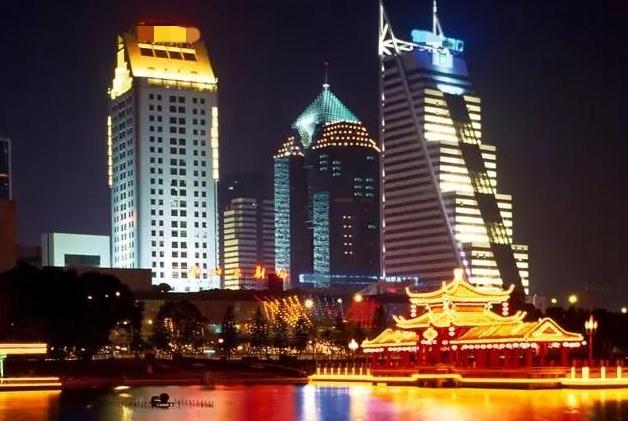 以下幾個(gè)標(biāo)題供你參考：
1. 樓宇亮化設(shè)計(jì)：平衡夜景美化與經(jīng)濟(jì)效益
2. 樓宇亮化設(shè)計(jì)方案：兼顧夜景與經(jīng)濟(jì)效益
3. 實(shí)現(xiàn)平衡：樓宇亮化設(shè)計(jì)與夜景經(jīng)濟(jì)效益