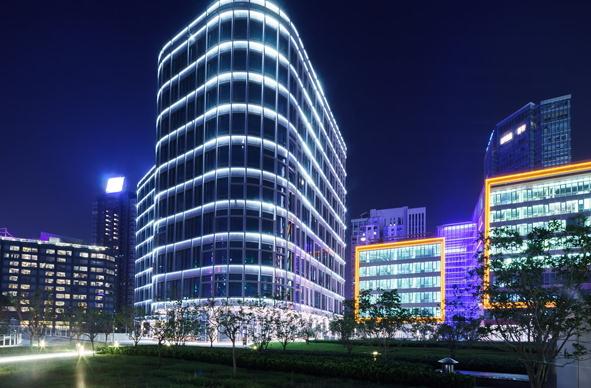 以下幾個(gè)標(biāo)題供您參考：
1. 建筑亮化：點(diǎn)亮城市夜景的絢麗風(fēng)景
2. 聚焦建筑亮化，繪就城市夜景美畫卷
3. 建筑亮化——塑造城市夜景亮麗景觀