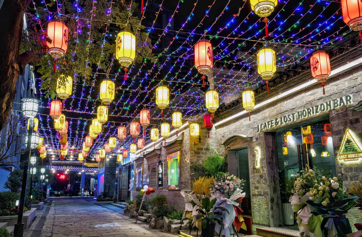 以下幾個(gè)標(biāo)題供您參考：
1. 商業(yè)街亮化工程 點(diǎn)亮夜間經(jīng)濟(jì)亮點(diǎn)
2. 聚焦商業(yè)街亮化 打造夜間經(jīng)濟(jì)亮點(diǎn)
3. 商業(yè)街亮化：全力打造夜間經(jīng)濟(jì)亮點(diǎn)