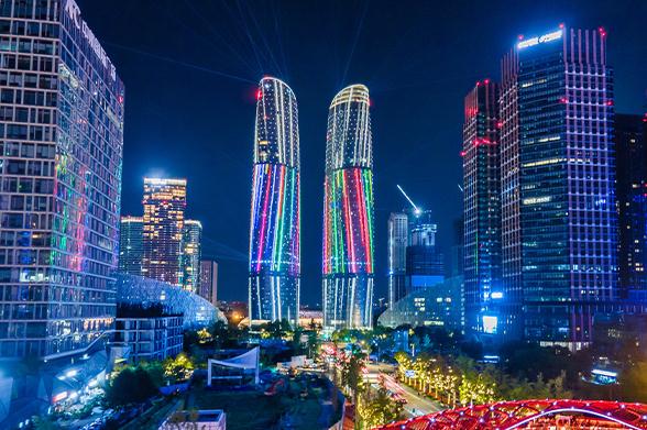 以下幾個標題供你參考：
1. 建筑幕墻夜景：光影交織的藝術(shù)之美
2. 聚焦建筑幕墻夜景 領(lǐng)略光影藝術(shù)
3. 建筑幕墻夜景 呈現(xiàn)光與影藝術(shù)