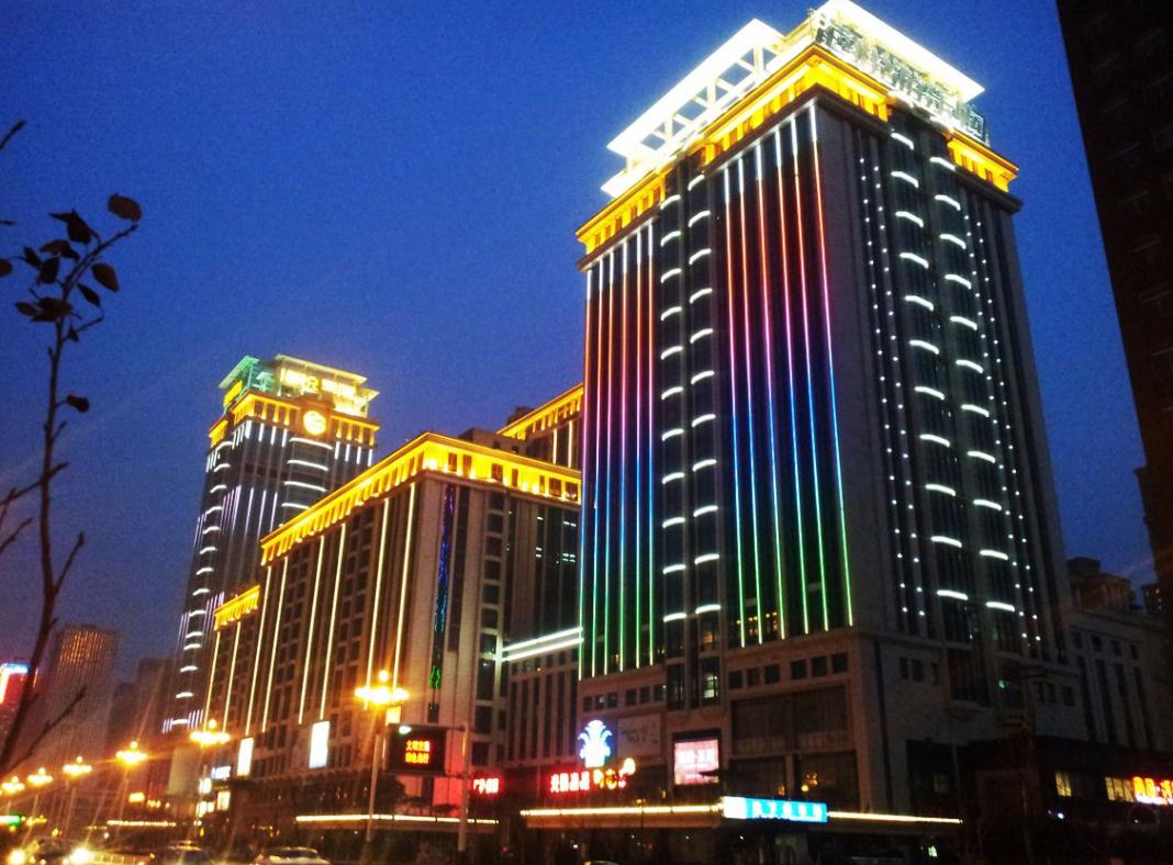 以下幾個(gè)標(biāo)題供您參考：
1. 樓宇燈光亮化：城市夜景新寵閃耀
2. 聚焦樓宇燈光亮化 點(diǎn)亮城市夜景
3. 樓宇燈光亮化——城市夜景新寵兒
