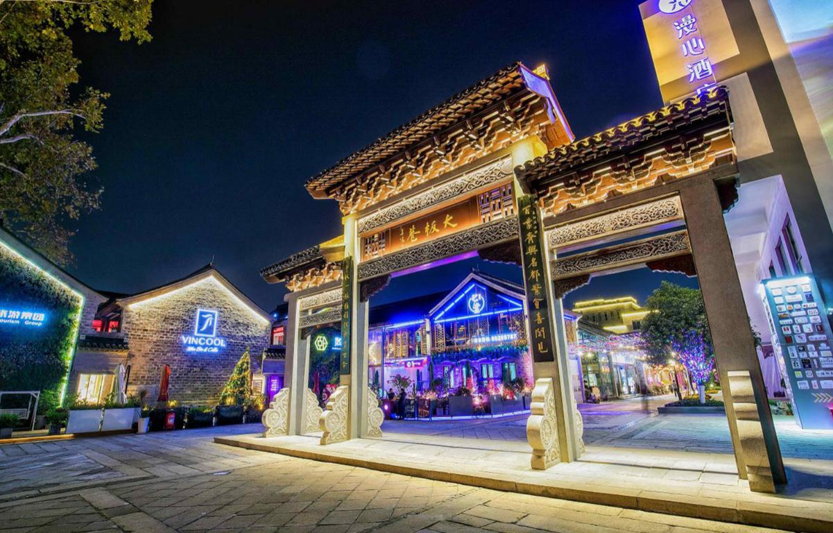以下幾個標題供您參考：
1. 樓體亮化建設(shè)，點亮美麗城市
2. 樓體亮化：打造城市的美麗之光
3. 推進樓體亮化建設(shè)，塑造美麗城市