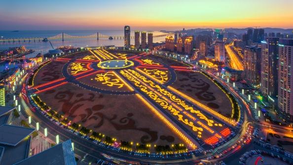 以下幾個(gè)標(biāo)題供您參考：
1. 戶(hù)外景觀亮化 引領(lǐng)豐富城市夜景
2. 引領(lǐng)城市夜景 戶(hù)外景觀亮化來(lái)襲
3. 戶(hù)外景觀亮化——城市夜景引領(lǐng)者