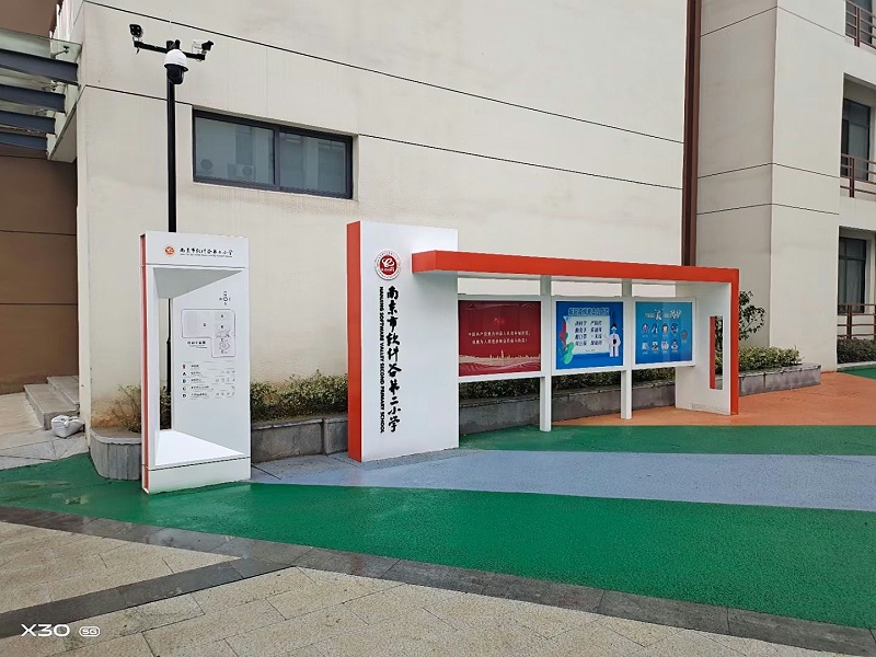 景觀雕塑廠家：學(xué)校宣傳欄使用的注意事項(xiàng)有哪些？-蘇昌標(biāo)識(shí)，行業(yè)經(jīng)驗(yàn)15年，為400+企業(yè)或市政單位提供標(biāo)識(shí)系統(tǒng)解決方案。