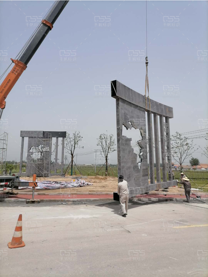 美麗鄉(xiāng)村之江蘇沛縣魏廟鎮(zhèn)村標精神堡壘安裝施工中