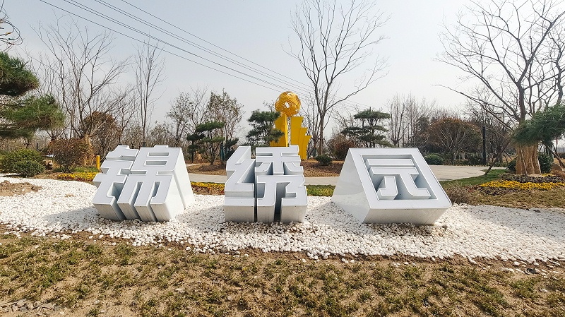 雕塑制作公司：雕塑泥形階段及玻璃鋼雕塑養(yǎng)護(hù)-蘇昌標(biāo)識(shí)，行業(yè)經(jīng)驗(yàn)18年，為400+企業(yè)或市政單位提供標(biāo)識(shí)系統(tǒng)解決方案。