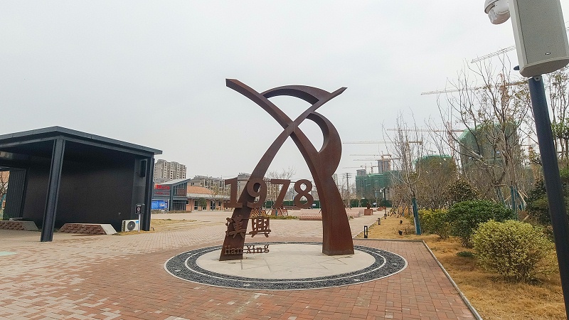 雕塑制作公司：鑄銅城市景觀雕作用和視覺效應(yīng)-蘇昌標(biāo)識，行業(yè)經(jīng)驗(yàn)18年，為400+企業(yè)或市政單位提供標(biāo)識系統(tǒng)解決方案。