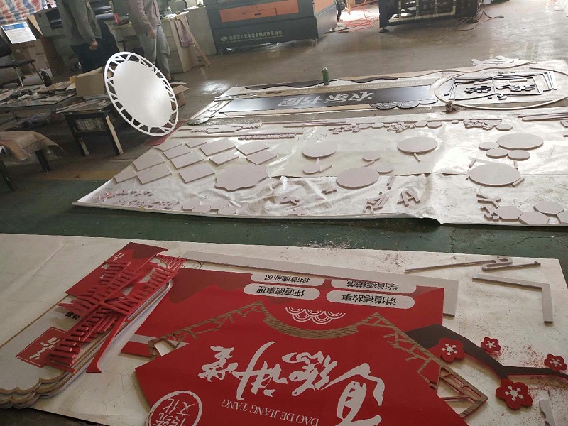 高端標(biāo)識設(shè)計(jì)中應(yīng)該如何選擇搭配材料