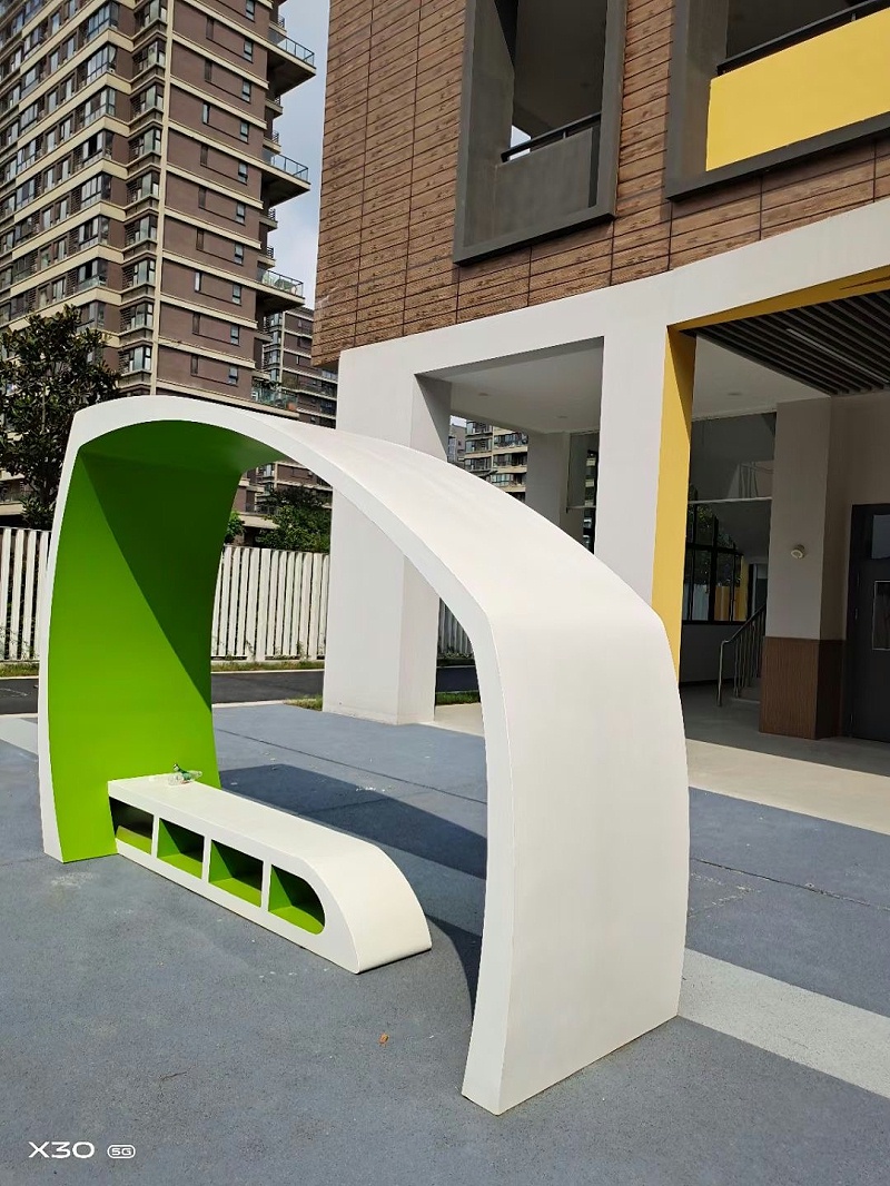 景觀雕塑廠家：校園雕塑的價格決定因素-蘇昌標識，行業(yè)經(jīng)驗15年，為400+企業(yè)或市政單位提供標識系統(tǒng)解決方案。